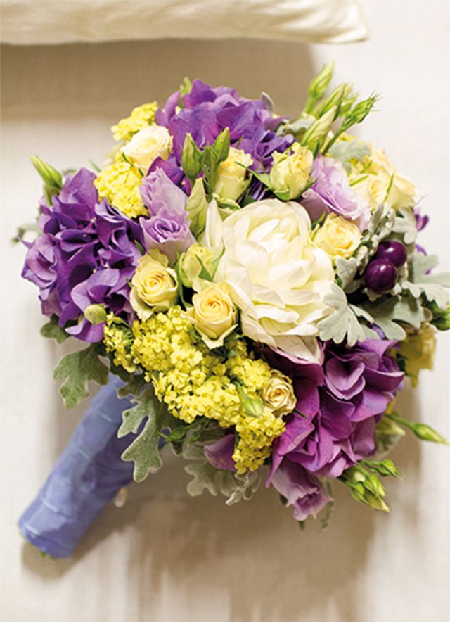 Brautstrauss des Monats August saisonal lila pastellgelb Hortensien Rosen